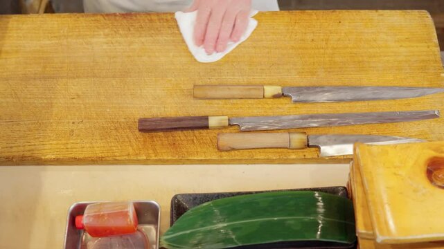 まな板を拭く寿司職人の手元