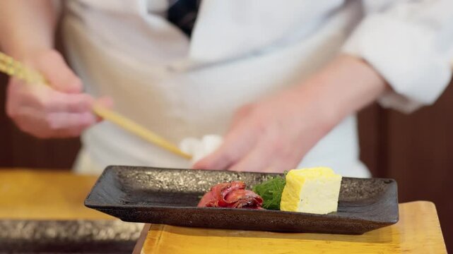 料理を盛り付ける料理人の手元