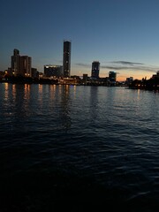 Obraz premium Evening cityscape with river reflections.