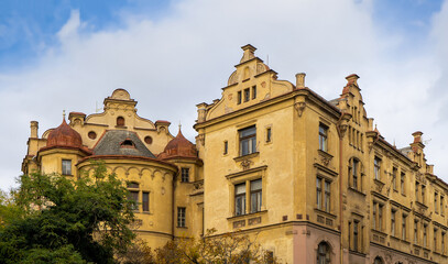Obraz premium Building in Art Nouveau style with a blue sky in the background