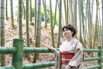 竹林の中に立っている着物姿の女性