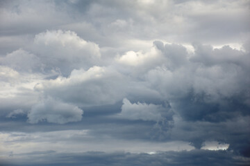 雲の多い空、近づく嵐