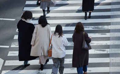 Obraz premium 冬の都市の交差点の横断歩道を渡る人々の姿