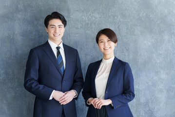 スーツのビジネスマン男女