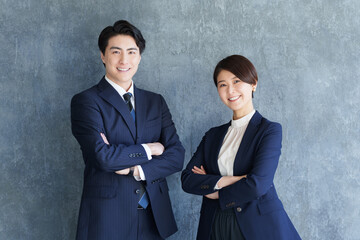 スーツのビジネスマン男女