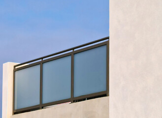 Modèle de balcon moderne avec garde-corps en verre