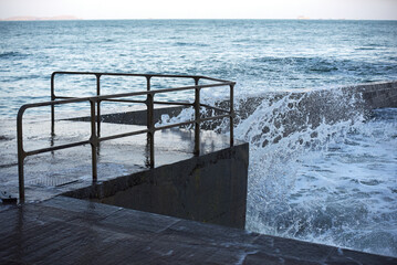 Saint-Malo, Grandes Marées - Marée haute, brise-lames, éclaboussures, vagues et plage, promenade