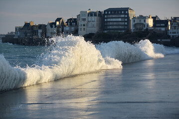 Saint-Malo, Grandes Mar&eacute;es - Mar&eacute;e haute, brise-lames, &eacute;claboussures, vagues et plage, promenade