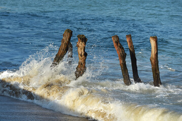Saint-Malo, Grandes Marées - Marée haute, brise-lames, éclaboussures, vagues et plage, promenade