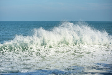 Saint-Malo, Grandes Marées - Marée haute, brise-lames, éclaboussures, vagues et plage, promenade