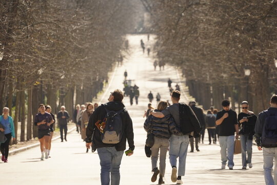 Muchas personas paseando por el parque de El Retiro en Madrid. Espa&ntilde;a 