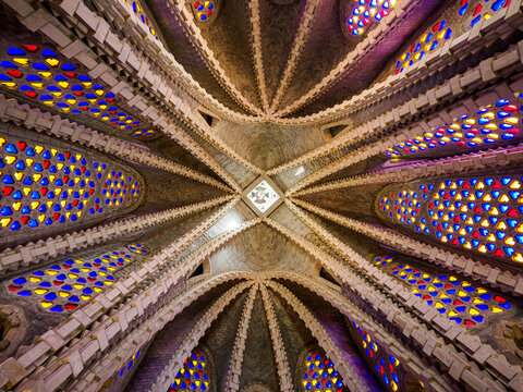 Interior de una iglesia con mosaicos y vitrales de colores