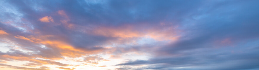 Obraz premium Beautiful blue sky with a pinkish hue