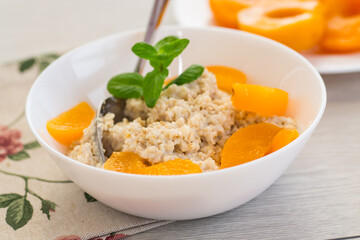 Oatmeal with canned peaches and mint