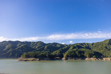 青空と緑が美しい青森・美山湖の風景