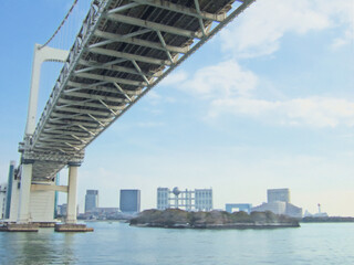 Fototapeta premium 東京の湾岸風景。お台場とレインボーブリッジ。ドット絵風の写真。