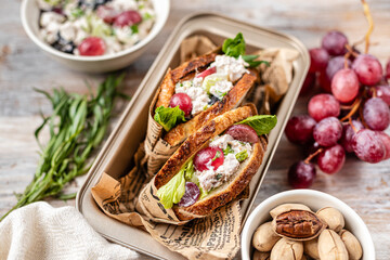 Salad with chicken breast, tarragon, pecans and grapes seasoned with spicy sauce.