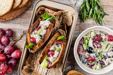 Salad with chicken breast, tarragon, pecans and grapes seasoned with spicy sauce.