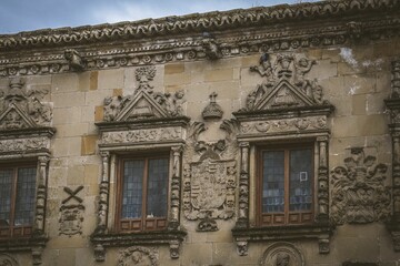 Obraz premium Historic building facade with stone carvings.