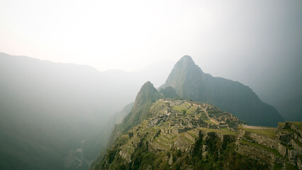 Ruines antiques du Machu Picchu enveloppées de brume, offrant une vue mystique et majestueuse