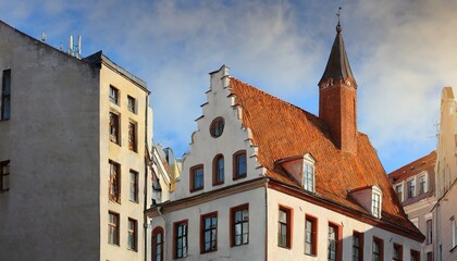 Obraz premium A white, minimalist building stands against a bright blue sky. Clean lines and subtle textures highlight its modern aesthetic, capturing a serene, architectural moment in urban design and airy charm