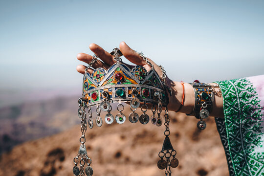Berber Woman&rsquo;s Handcrafted Headpiece &ndash; A Symbol of Moroccan Tradition
