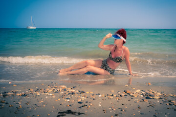 Femme sur la plage de sable en été	
