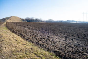 Obraz premium Empty farmland with tilled soil, seasonal preparation for new crops