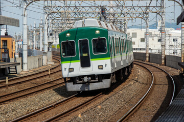 Fototapeta premium 京阪電車大和田駅のカーブを通過する準急