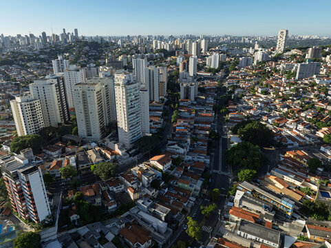 A Lapa, um dos bairros mais tradicionais de S&atilde;o Paulo, ganha uma nova dimens&atilde;o vista do alto. Com imagens captadas por drone, &eacute; poss&iacute;vel apreciar sua din&acirc;mica urbana, a mistura de constru&ccedil;&otilde;es hist&oacute;ric