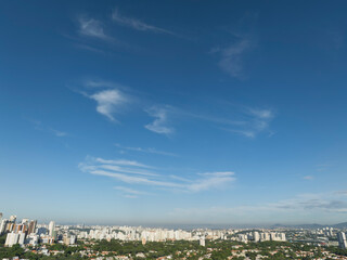 Fototapeta premium A Lapa, um dos bairros mais tradicionais de São Paulo, ganha uma nova dimensão vista do alto. Com imagens captadas por drone, é possível apreciar sua dinâmica urbana, a mistura de construções históric