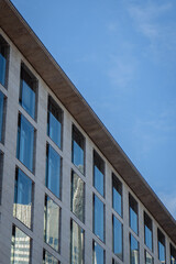 Obraz premium Modern Building with Reflections and Blue Sky