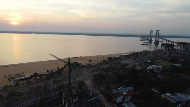 Imagen de dron de la costanera vieja de Corrientes, Argentina