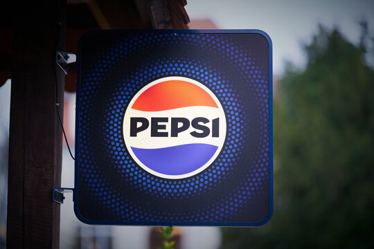 Leuchtreklame der Marke Pepsi-Cola des Herstellers PepsiCo in der Innenstadt von Swinoujscie in Polen