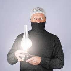 Mann mit Lampe