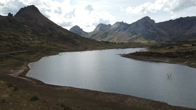 Panoramic view of the mountains around the Luna Reservoir in the Cantabrian Range - 534
