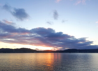 美しく広い湖の夕暮れ時の風景