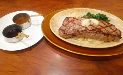 レストランのジューシーなステーキとソース2種類