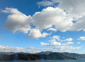 青い空と白い雲に穏やかな海