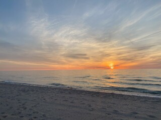 Obraz premium Serenity at Sunset: A Tranquil Beach Scene Captured