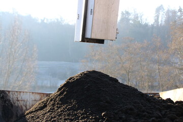 Klärschlamm wird in einer Kläranlage in einen Container gefüllt