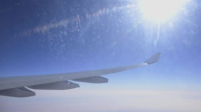 Passagiermaschine im Flug Blick auf Fl&uuml;gel mit Sonne