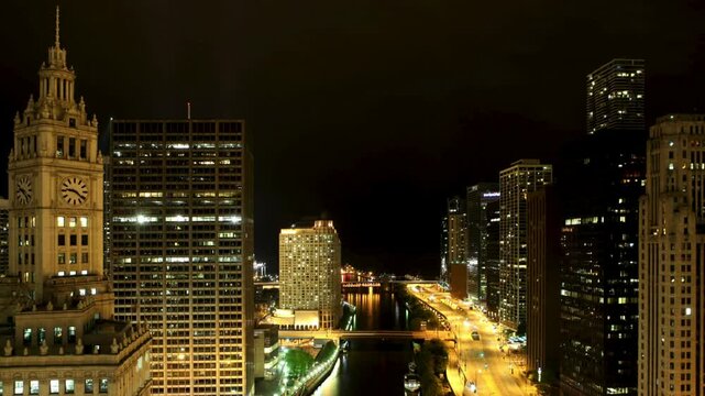 Vue nocturne de Chicago, gratte-ciels illumin&eacute;s et reflets dor&eacute;s sur la rivi&egrave;re en contrebas