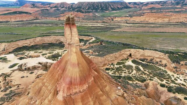 Formation rocheuse en chemin&eacute;e de f&eacute;e, colonne color&eacute;e ocre et rouge de la Zone semi-d&eacute;sertique des Bardenas r&eacute;ales en Espagne, un d&eacute;cor de western au drone 