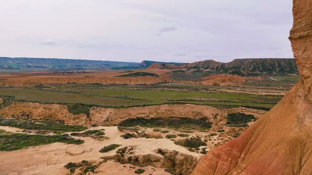 Colonne d&eacute;sertique en chemin&eacute;e de f&eacute;e ocre et rouge sur paysage de d&eacute;sert compos&eacute; d'une v&eacute;g&eacute;tation s&egrave;che et aride. Sc&egrave;ne de far west tout droit sorti des Bardenas r&eacute;ales en Espagne 