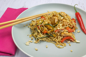 nouilles chinoises au poulet et légumes au wok