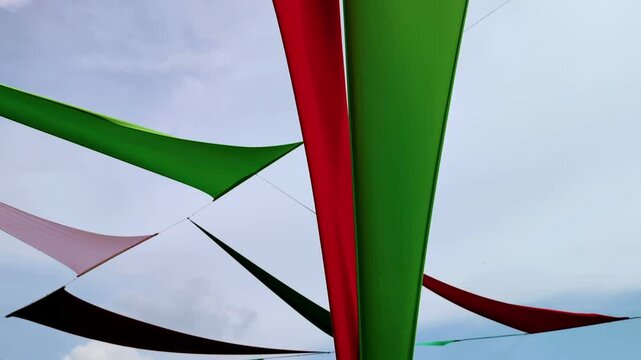 D&eacute;coration de f&ecirc;te sous forme de tissu color&eacute; flottant dans les airs au gr&eacute; de la brise.