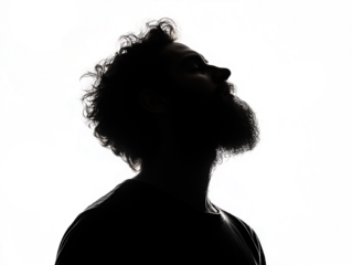 Silueta de hombre con barba en tonos blancos y negros sobre fondo transparente