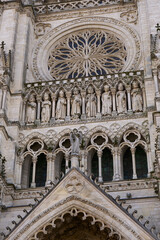Obraz premium The stunning Gothic architecture showcases exquisite sculptural details along with a beautifully crafted rose window
