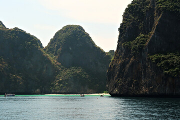 View from a boat onto Maya Bay on the island of Ko Phi Phi Lee, famous film set, movie set, the beach, Thailand